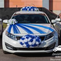 сине-белые свадебные украшения на машины